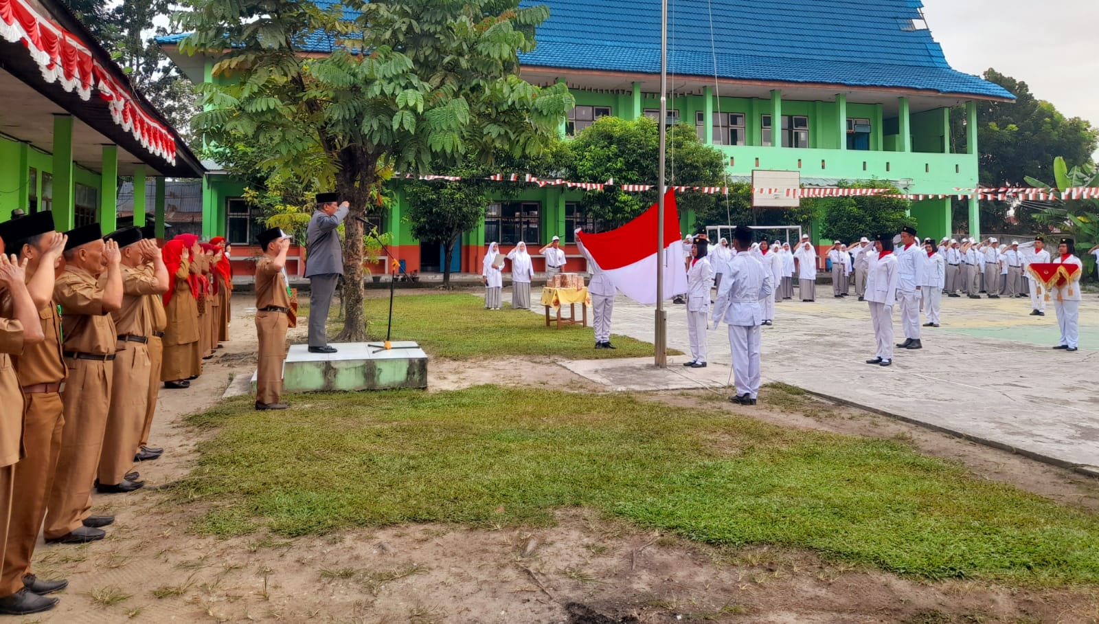 Sekum YLPI Riau Jadi Inspektur Upacara HUT RI ke- 77 di SMA YLPI Riau. Ini Pesan Sudarmo