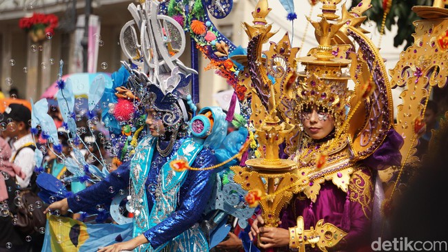 Pakaian Adat Aceh Pukau Penonton Karnaval Asia Afrika Bandung