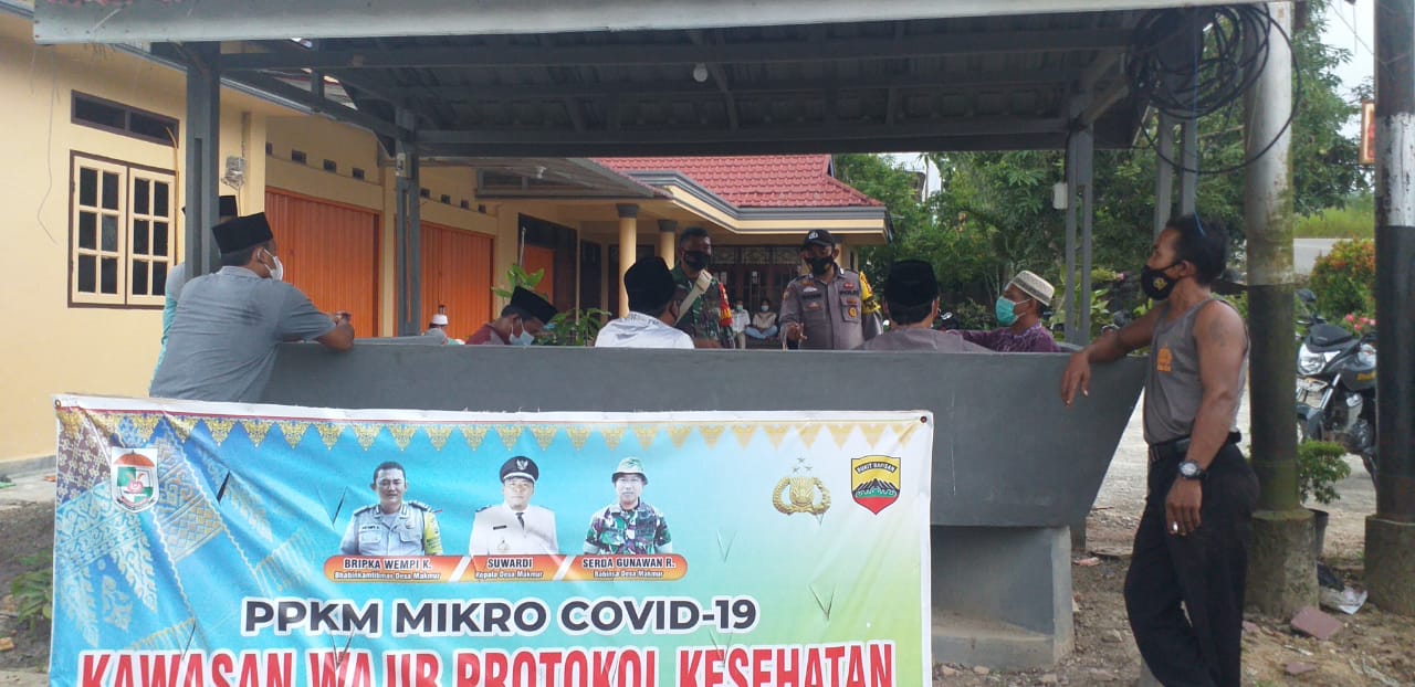 Personel Polsek Pangkalan Kerinci Bersama TNI  Sosialisasikan Vaksinasi di Desa Makmur