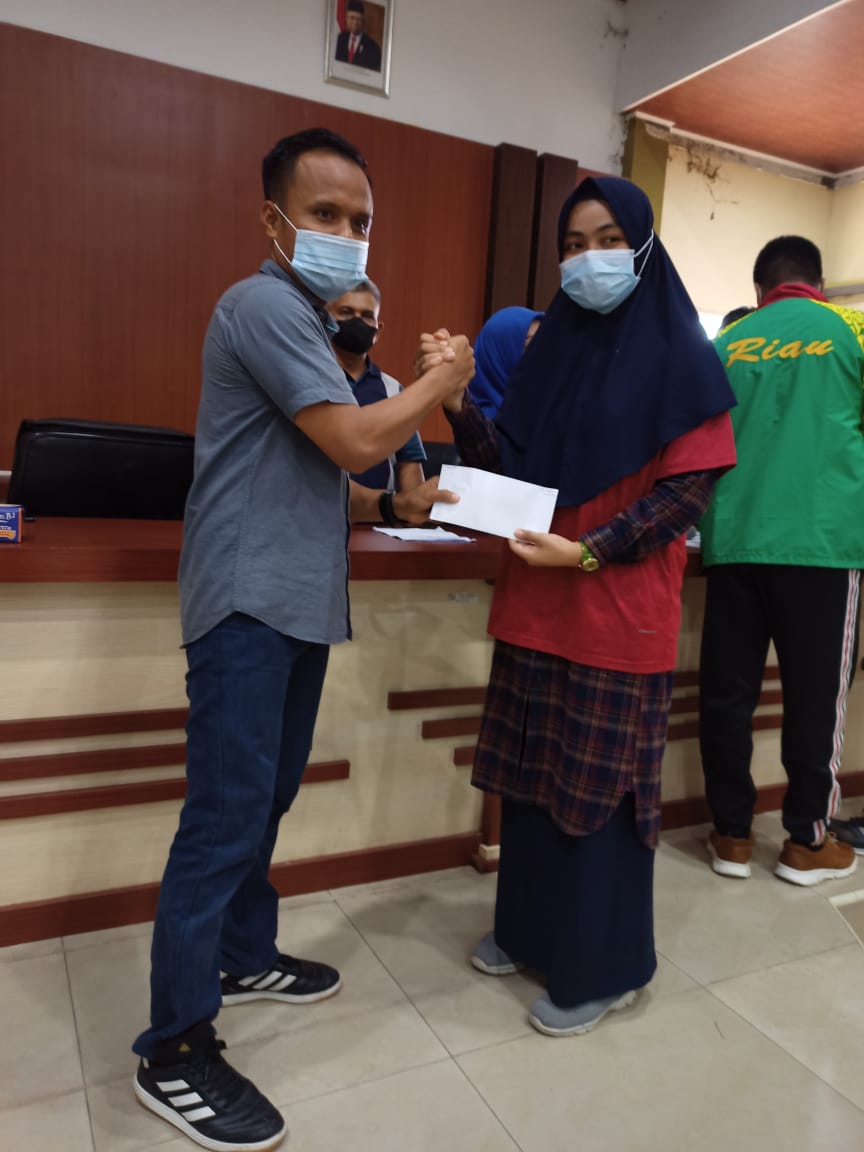 KONI Pekanbaru Serahkan Bantuan Dana Pembinaan Atlet dan Pelatih