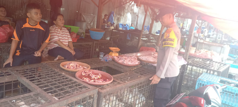 Bhabinkamtibmas Sukaramai Monitoring Ketersediaan Ayam Potong di Pasar Agus Salim