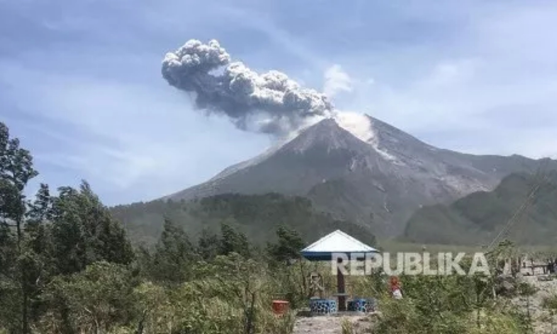 Letusan Gunung Merapi Akibatkan Hujan Abu