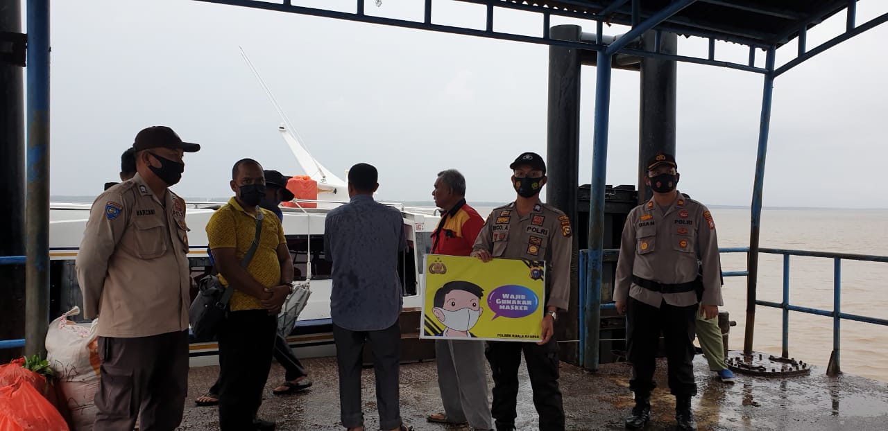 Cegah Penyebaran Covid-19, Polsek Kuala Kampar Ajak Masyarakat di Pelabuhan Terapkan Protokol Kesehatan