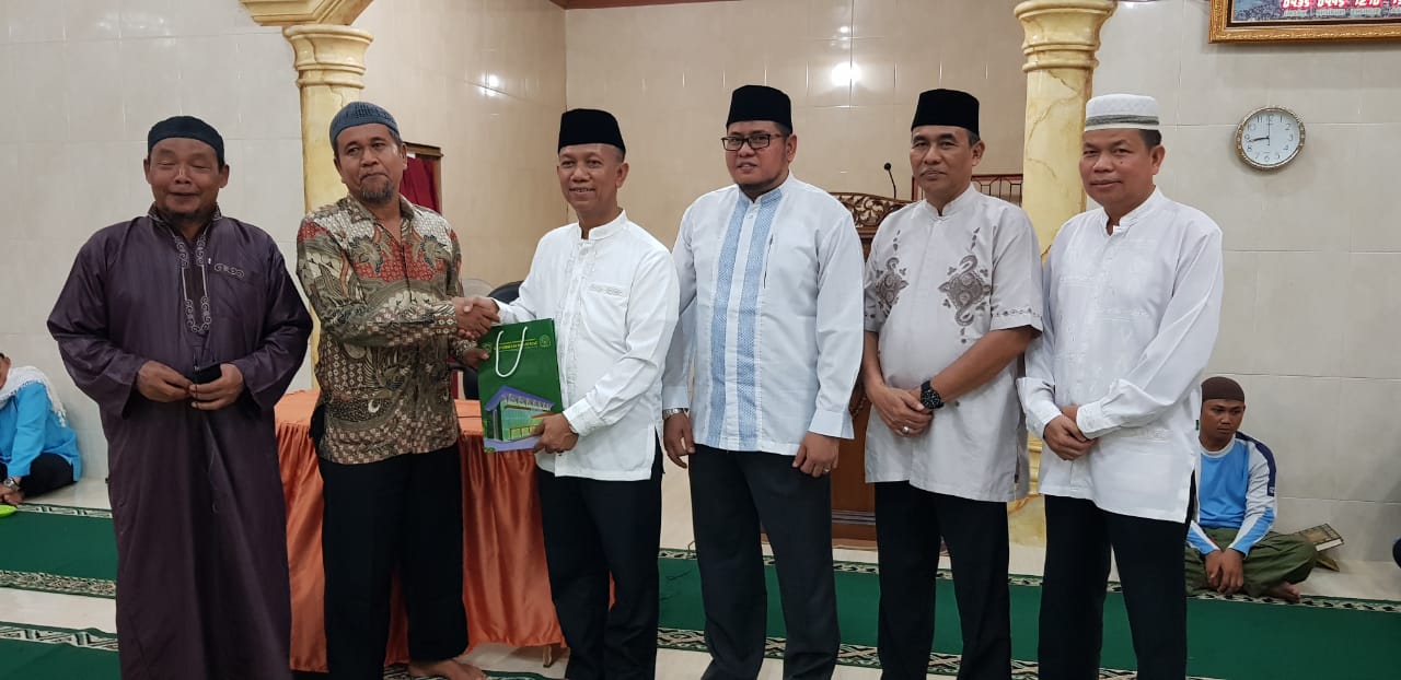 Serahkan Bantuan, Rektor UIR Awali Safari Ramadhan di Mesjid An-Naba