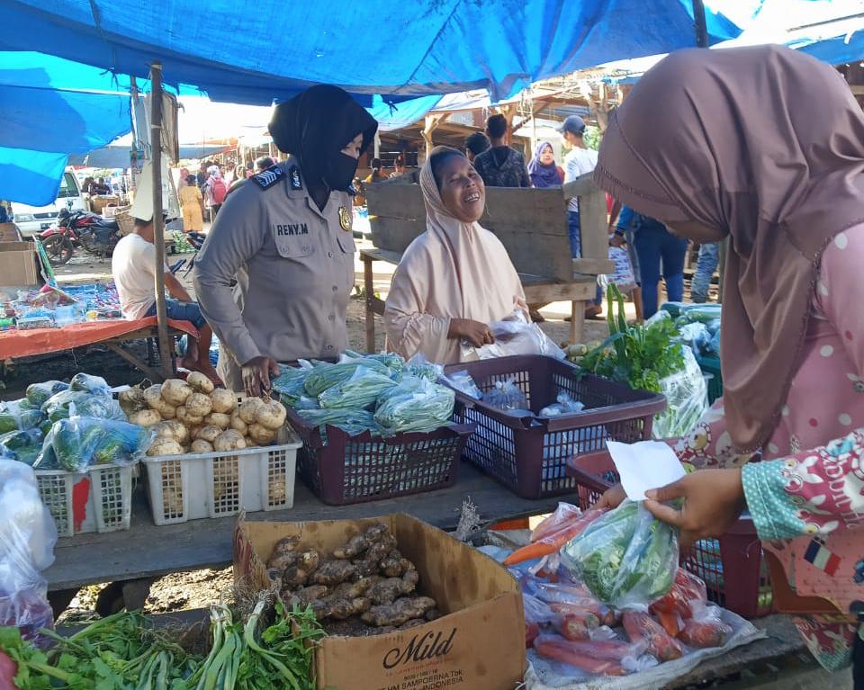 Polwan Polsek Teluk Meranti Sosialisasikan AKB di Pasar Subekek