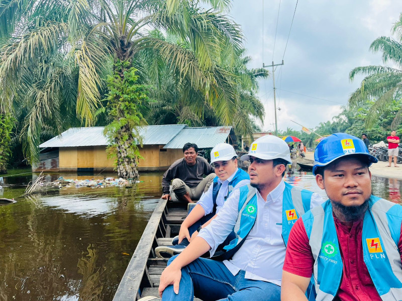 Peduli Bencana Banjir, YBM PLN Salurkan Paket Sembako Bagi Warga yang Terdampak di Rokan Hilir