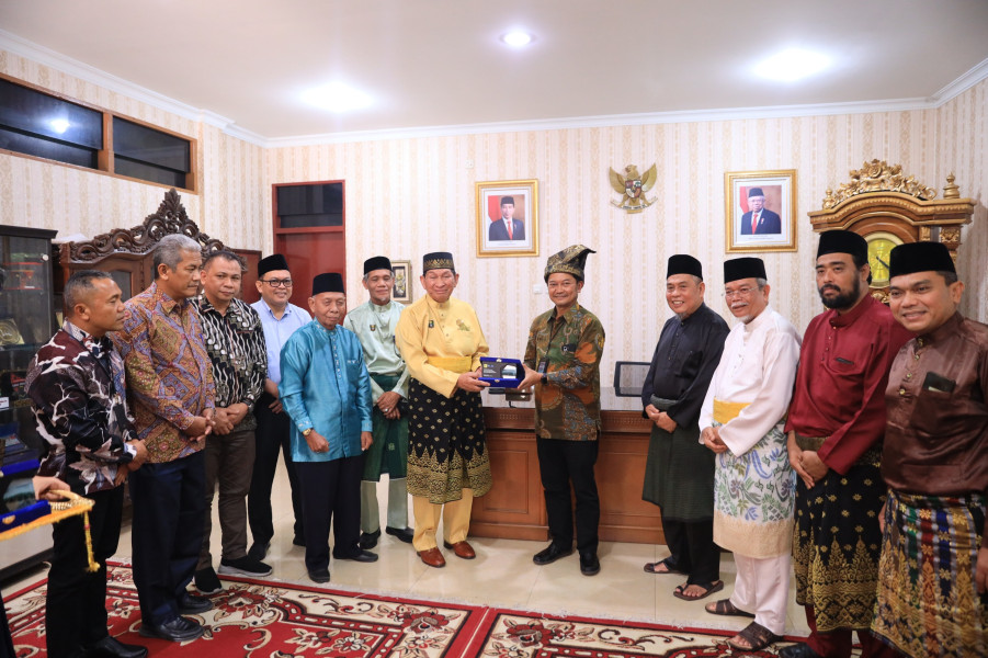 Sinergi Bersama Tokoh Adat, GM PLN UIDRKR Silaturahmi dengan Ketua Lembaga Adat Melayu Riau