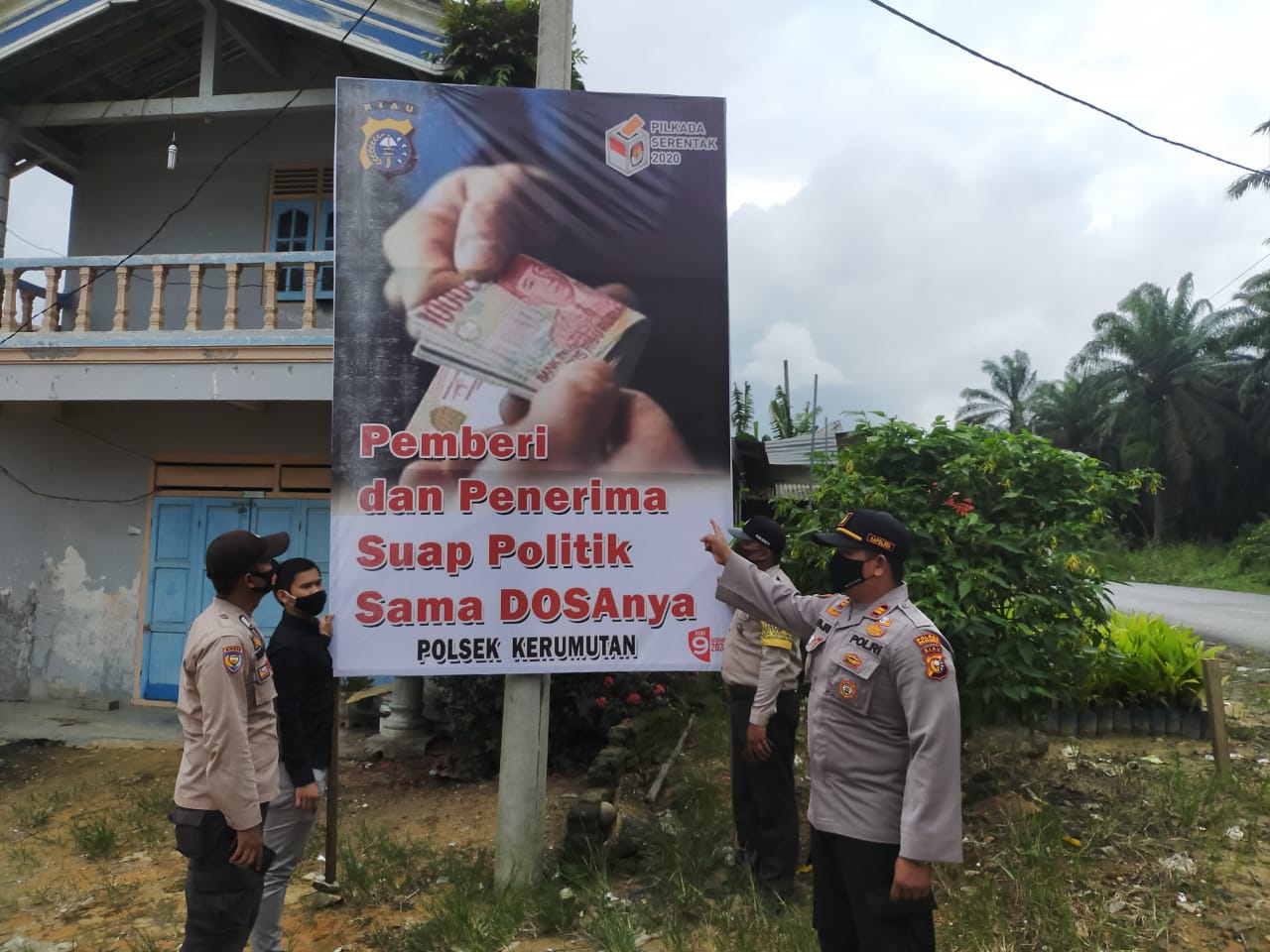Polsek Kerumutan Pasang Baliho Larangan Money Politik Jelang Pilkada Kabupaten Pelalawan