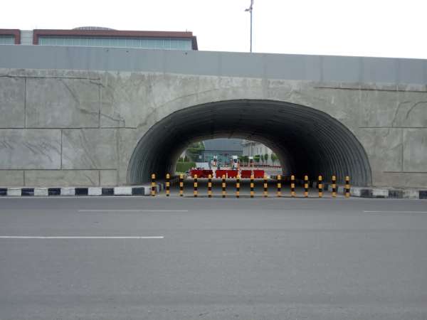 Terowongan Fly Over SKA Mulai Dipasang Besi Pembatas untuk Pejalan Kaki