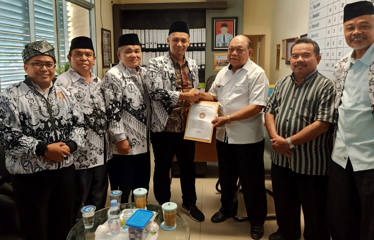 Didukung 7 kabupaten /kota, Dr.M Syafi'i Siap Nahkodai PGRI Riau. Ini Profilnya