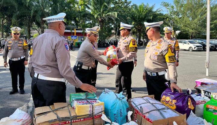 Ditlantas Polda Riau Gelar Apel Operasi Zebra dan Salurkan Bantuan untuk Korban Bencana di Sumatera Barat