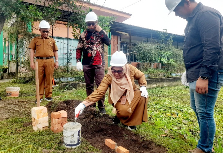 Dana Revitalisasi Rp 3,9 Miliar, Kepala SMKN 6 Pekanbaru Letakan Baru Pertama Dimulainya Pembangunan