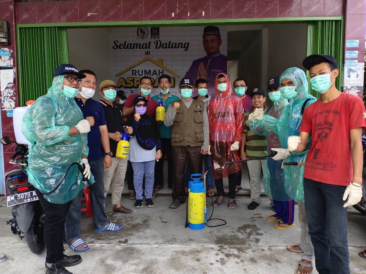 Antisipasi Covid 19 , Rumah Aspirasi Hamdani Bersama RT/ RW Lakukan Penyemprotan Disinfektan Secara Massal
