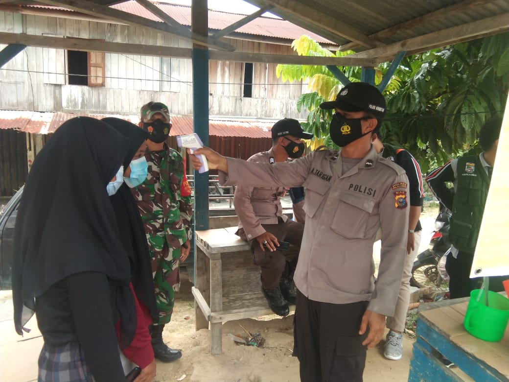 Polsek Kerumutan Bersama TNI dan Puskesmas Dirikan Posko PPKM di Pasar Desa Bukit Lembah Subur