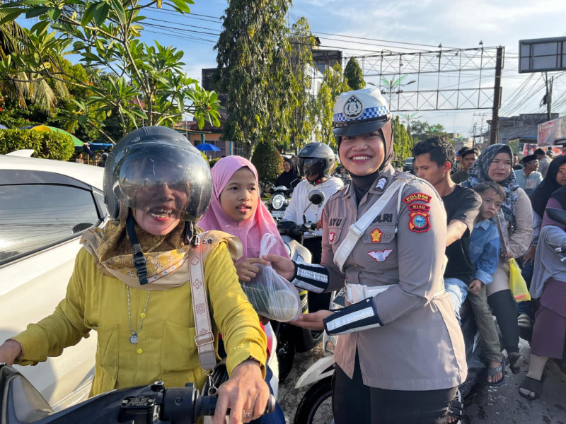 Pertama Ramadan, AKBP Farouk Oktora Berbagi Takjil kepada Masyarakat Kota Tembilahan
