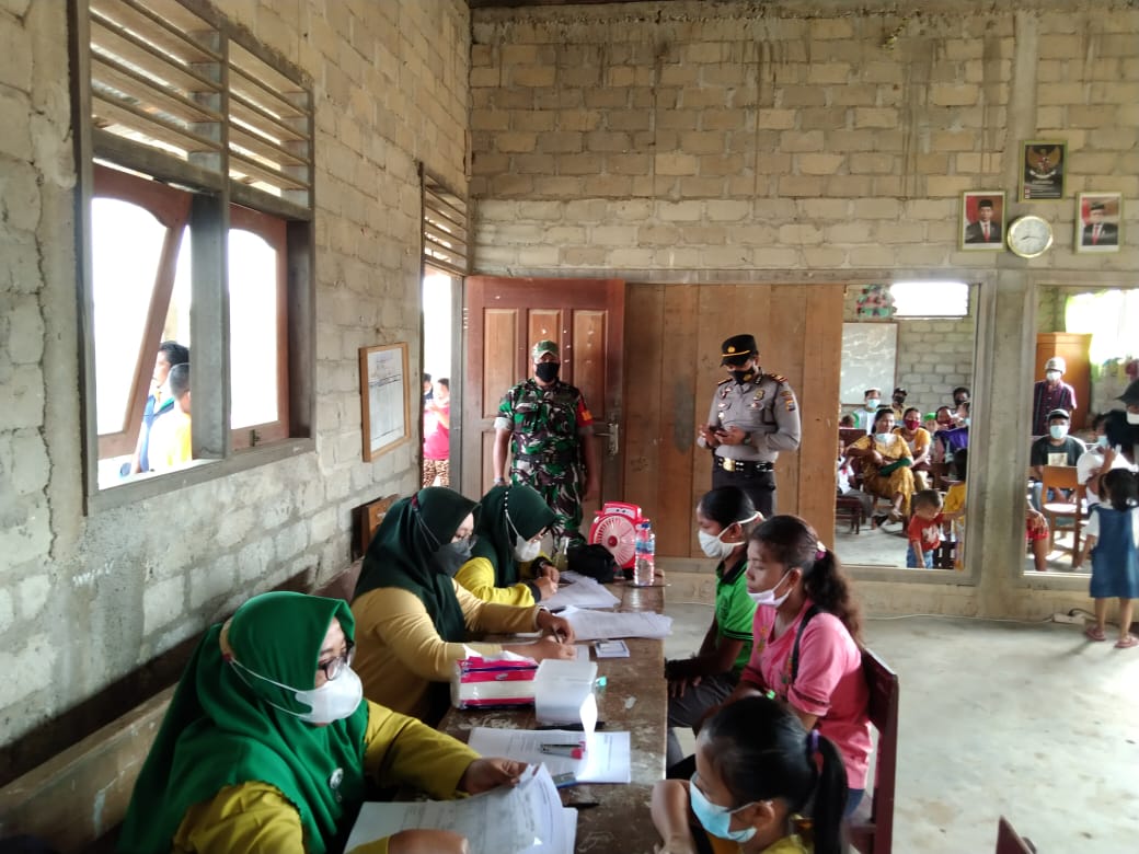 Kapolsek Ukui bersama Camat dan TNI Tinjau Vaksinasi di Dusun Toro