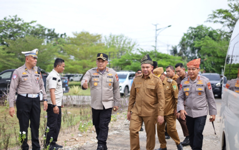 Gubernur dan Kapolda Riau Tanam Ratusan Pohon di Lingkungan Kantor Bupati Rokan Hilir