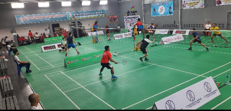 Ratusan Suporter Meriahkan Malam Pembukaan Kejuaraan Bulutangkis Simpatig Cup 2025