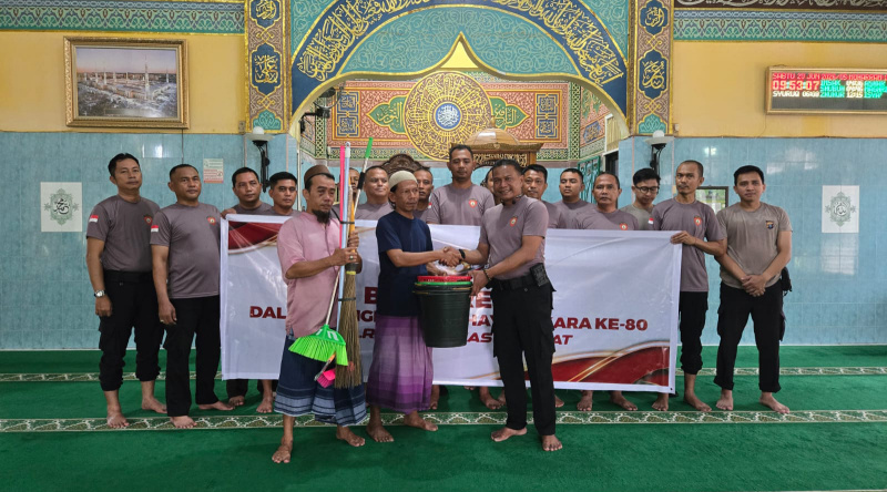 Bersihkan Lingkungan Masjid Al Khair, Cara Personel Samapta Polresta Pekanbaru Memaknai Hari Bhayangkara ke-80