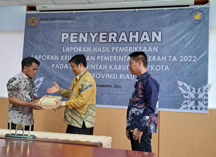 Ketua DPRD Rohil Terima LHP Keuangan dari BPK Riau