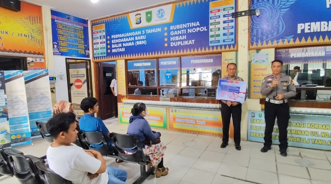 Cooling System, Satlantas Polres Siak Sampaikan Pesan Keselamatan Lalu Lintas kepada Pengunjung Samsat Perawang