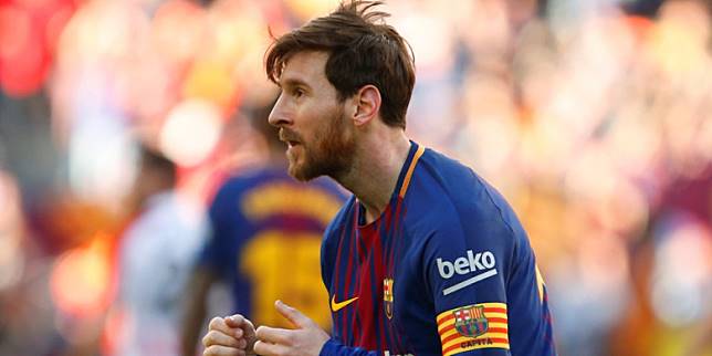 Lionel Messi Salah Tingkah Saat Ketahuan Hendak Merangkul Fan Cewek oleh Sang Anak