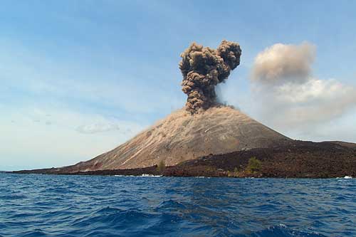 Gunung Anak Krakatau Keluarkan 156 Kali Letusan dan Terdengar Dentuman