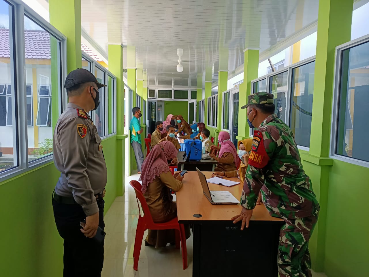 Polsek Kuala Kampar Kawal Vaksinasi di Puskesmas