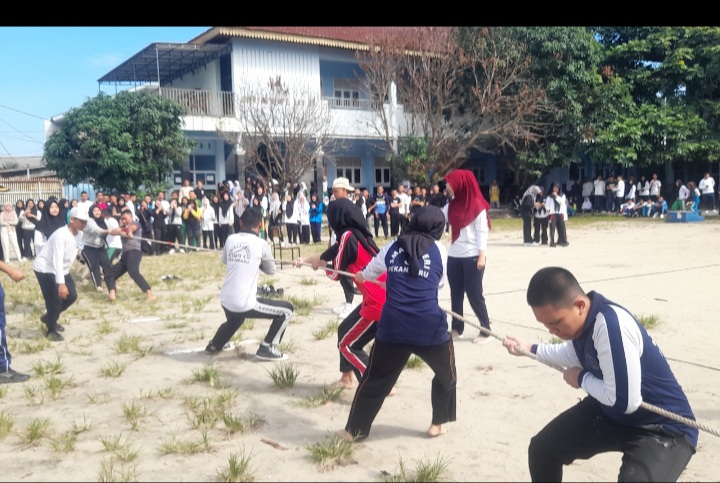 Ribuan Siswa SMAN 8 Pekanbaru Ikut Serta Rayakan HUT RI ke 80 dengan  7 Perlombaan Rakyat