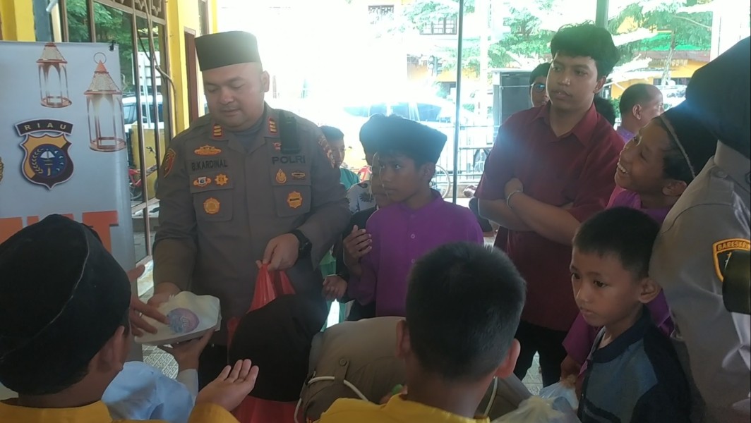 Jumat Berkah, Polsek Bangko Bagikan Makanan Siap Saji Kepada Jemaah Mesjid