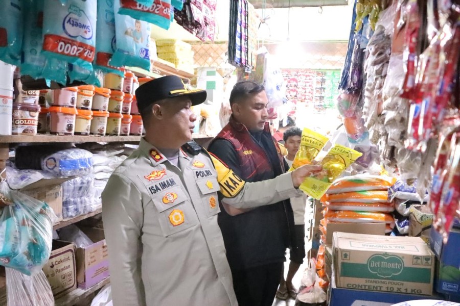 Pastikan Aman dan Terpenuhi, Kapolres Rohil Cek Ketersedian Bahan Pokok di Pasar