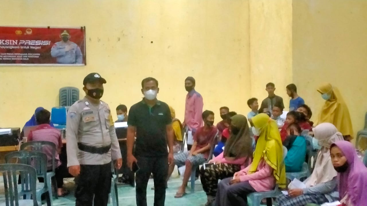 Bhabinkamtibmaa Polsubsektor Pelalawan Monitor Vaksinasi di Desa Sungai Ara
