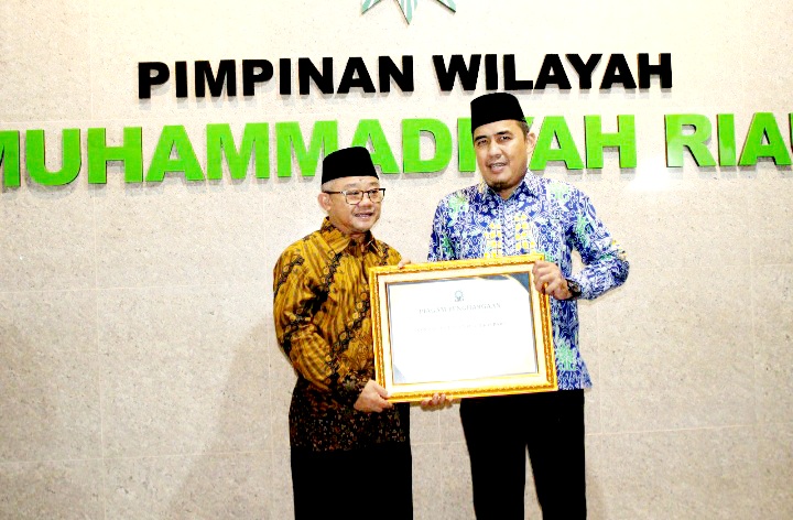 Prof Mu'ti Serahkan Langsung Piagam Sekolah 