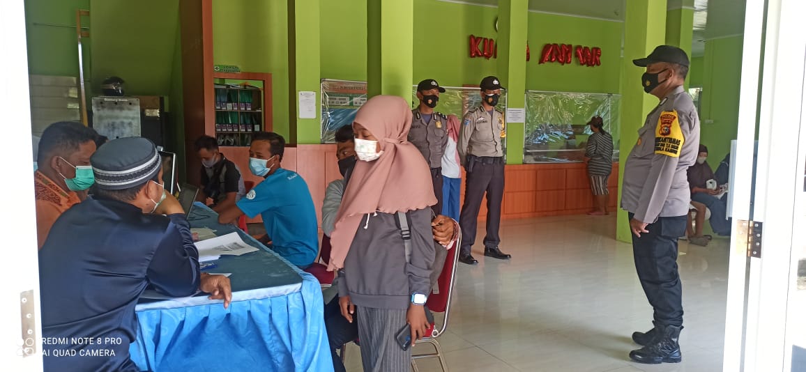 Personel Polsek Kuala Kampar Awasi Pelaksanaan Vaksinasi di Puskesmas