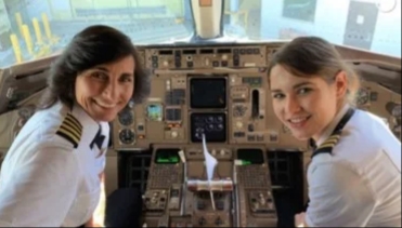 Keren, Ibu dan Putrinya Jadi Pilot Pesawat yang Sama
