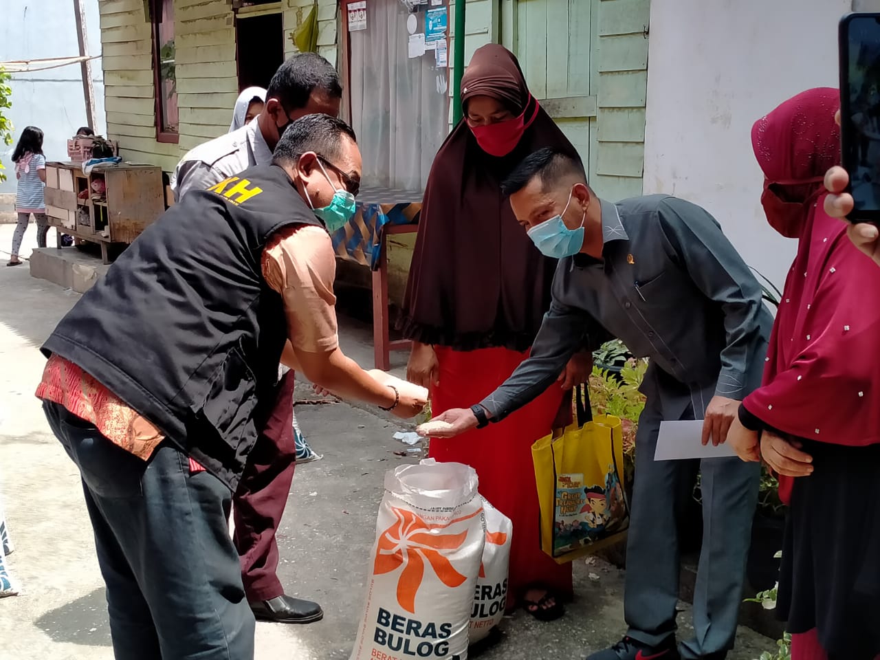 Wakil Ketua DPRD Tengku Azwendi Fajri Hadiri Penyerahan Sosial KPM- PKH di Kecamatan Sail
