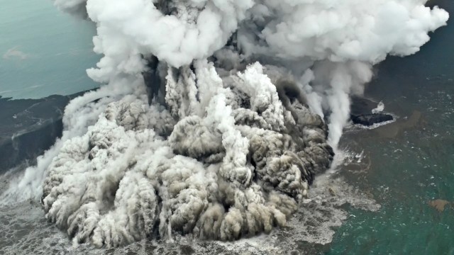Usai Erupsi, Tinggi Gunung Anak Krakatau Turun Jadi 110 Meter