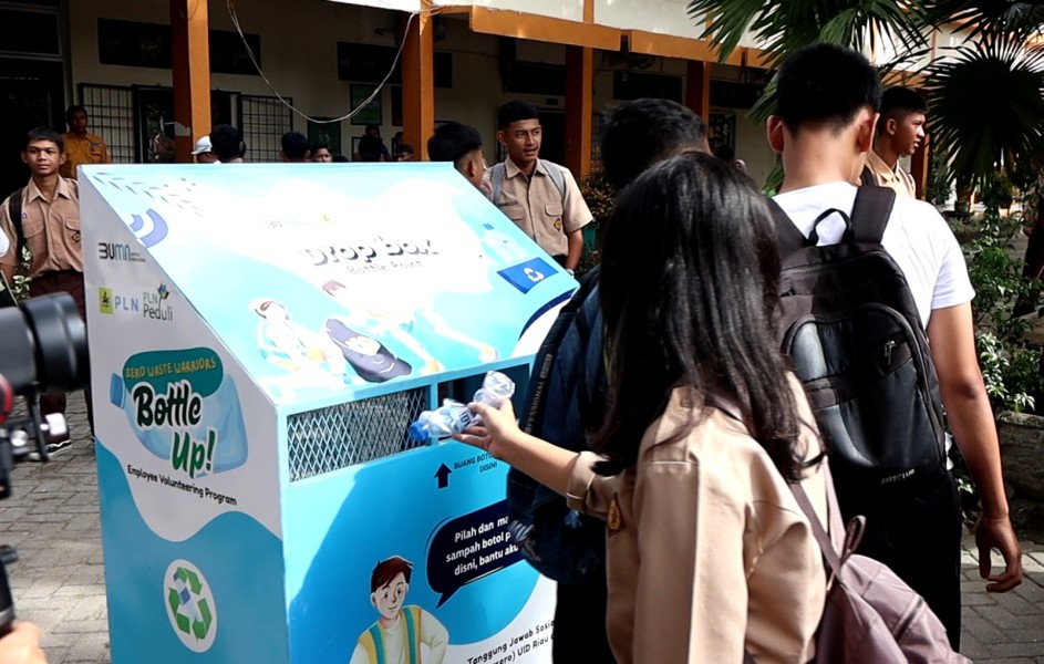 Gaungkan Kurangi Penggunaan Plastik, PLN Bersama 1.000 Pelajar Bangkitkan Semangat Zero Waste di Sekolah melalui kegiatan Bottle Up, Clean Up, dan Green Action!