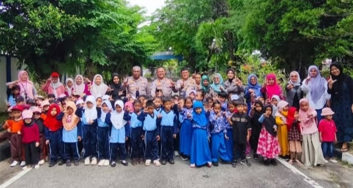 Edukasi Lalu Lintas dan Aksi Tanam Pohon Bersama Generasi Usia Dini di Taman Lalu Lintas Polda Riau
