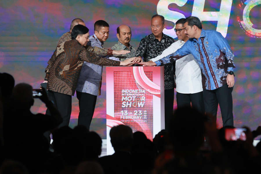 Kembali Hadir di IIMS 2025, PLN Dorong Green Future Kendaraan Listrik di Indonesia