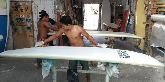 Berawal hobi, pria Madura ini kini ekspor papan surfing buatannya ke Korsel & Maroko