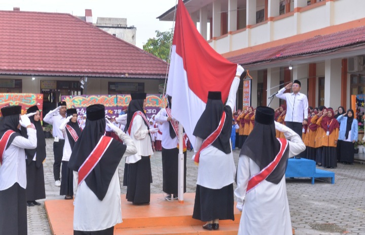 Jadi Inspektur Upacara Hari Guru di Al Izhar School Pekanbaru, Rektor Unilak Sampaikan Tiga Pesan Menteri