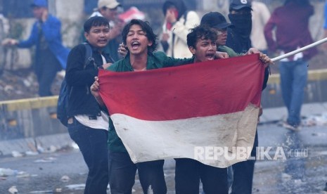 Aksi Mahasiswa Masih Berlanjut Hingga Malam Hari