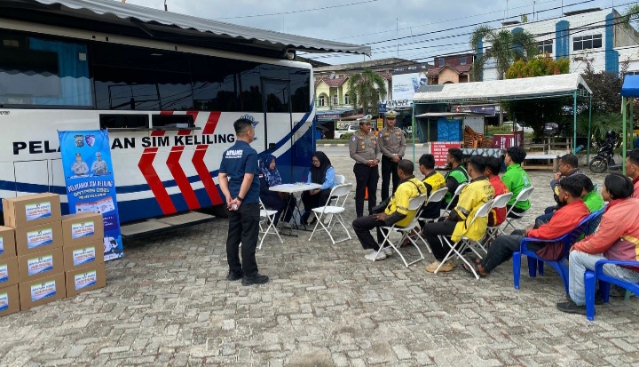 Polres Pelalawan Gelar Perpanjangan SIM Gratis, Bansos dan Program Green Policing Bersama Komunitas Ojek Online
