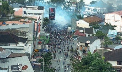 Unjuk Rasa Di Jayapura Diselimuti Asap