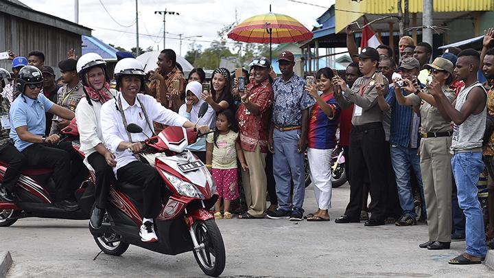 Jokowi dan Istri Berboncengan Keliling Asmat Naik Motor Listrik
