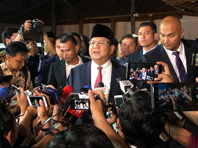 Prabowo Bawa Buku 'Why Nations Fail' ke Panggung Debat Capres Kedua