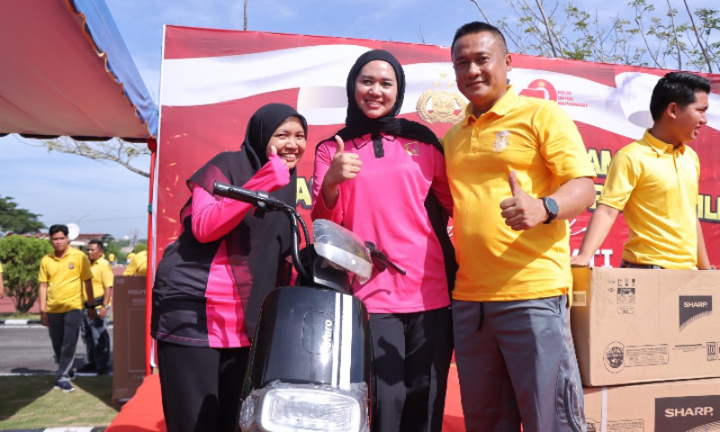 Bertabur Door Prize, Kapolres Rohil Meriahkan HUT Bhayangkara Ke79 dengan Olahraga Bersama