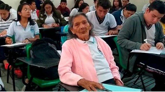 Umur Bukan Halangan, Nenek 96 Tahun Wujudkan Impian Masuk SMA