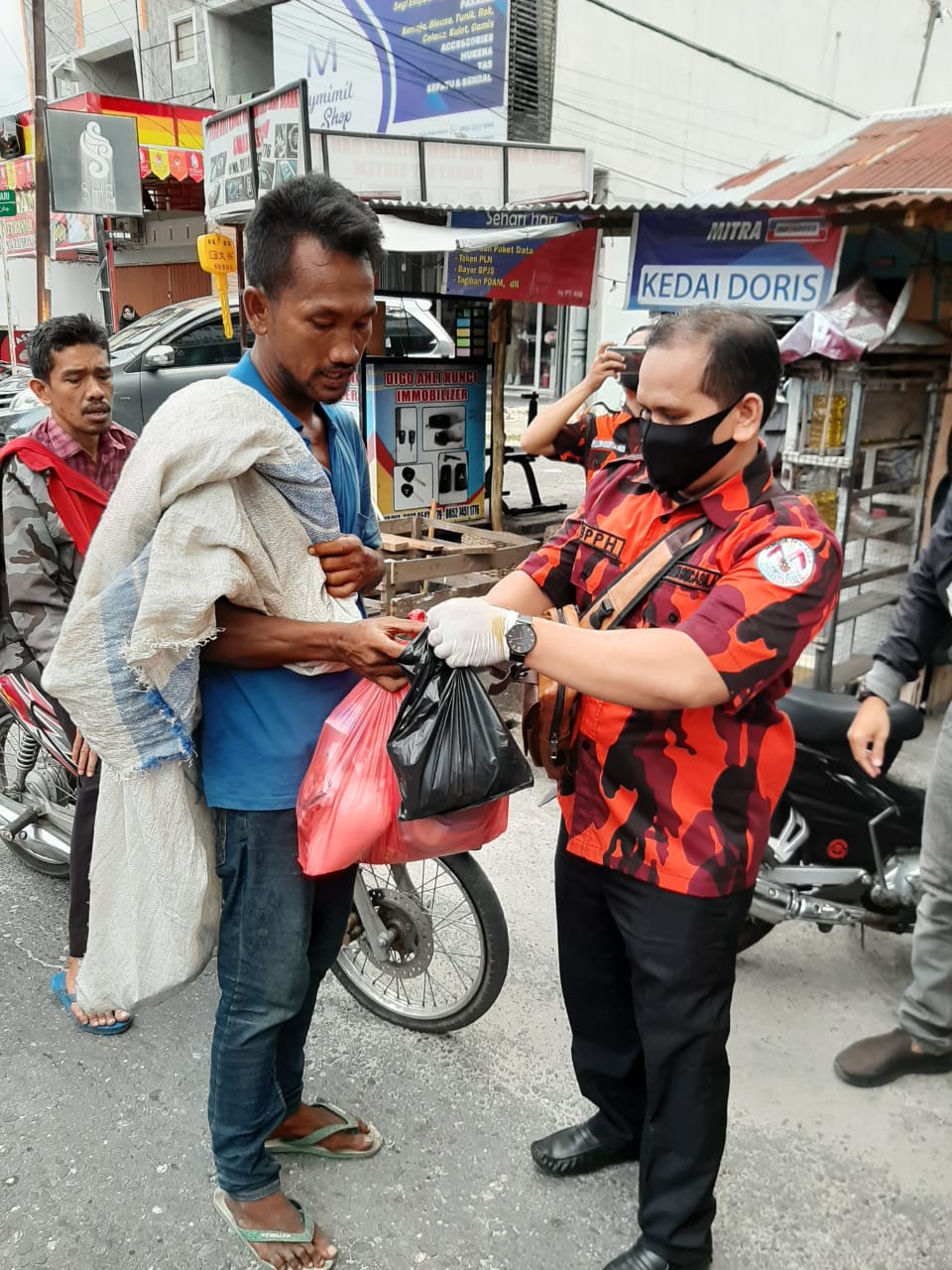 BPPH Pemuda Pancasila Kota Pekanbaru bagikan Sembako dan Masker 